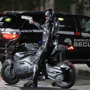 新版《机械战警》补拍夜戏 装甲战士街头持枪