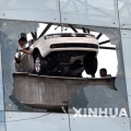 一辆小轿车撞穿玻璃墙后部分车身悬在4楼高空 ...