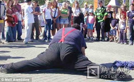 181公斤男子成最肥胖柔术者 可用双脚夹头(图)