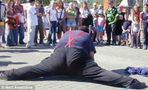 382斤英国男子成最肥胖瑜伽练习者 做出高难瑜伽动作(图)