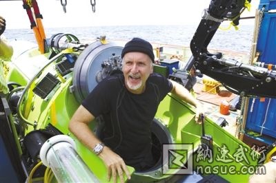 2012年3月26日，卡梅隆整装待发，准备乘坐“深海挑战者”号潜艇探测马里亚纳海沟底部