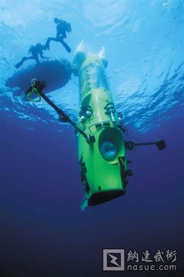 2012年3月9日，巴布亚新几内亚海岸，“深海挑战者”号潜艇进行潜水测试
